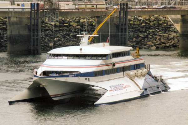 Le catamaran perce-vague Condor 9 de Condor Ferries manœuvre dans le port de Saint-Malo.