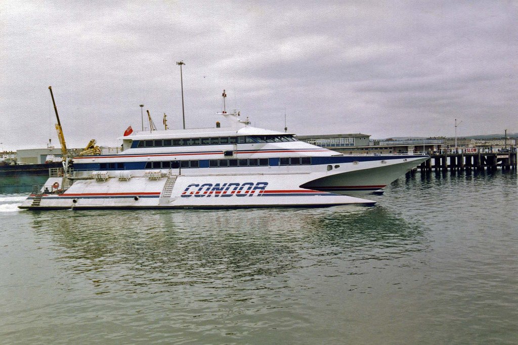 Le catamaran perce-vague Condor 9 appareille du port de Weymouth.