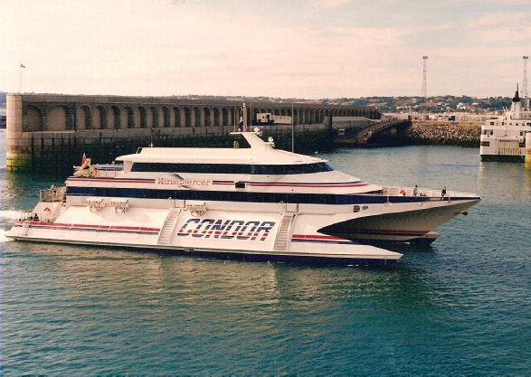 Le catamaran perce-vague Condor 9 est photographié à son arrivée inaugurale à Jersey, en août 1990.