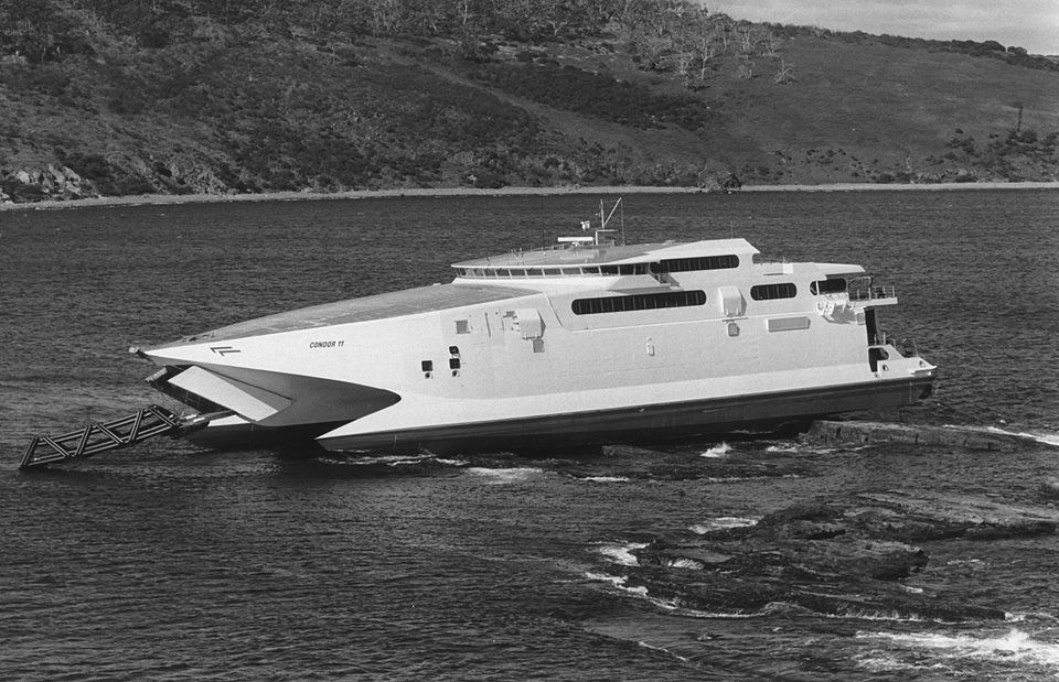 Le HSC Condor 11 est photographié après son échouage au large d'Hobart.