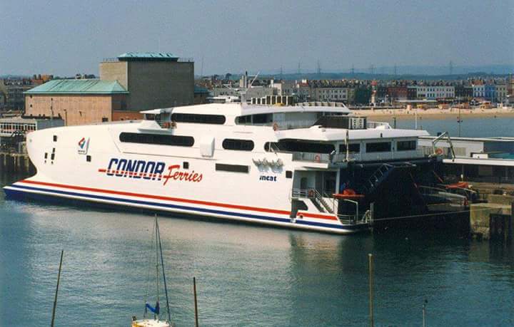Le Condor 11 est amarré dans le port de Weymouth.