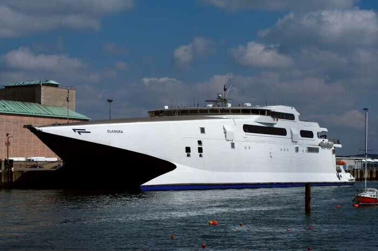 Elanora est photographié alors qu'il est désarmé dans le port de Weymouth.