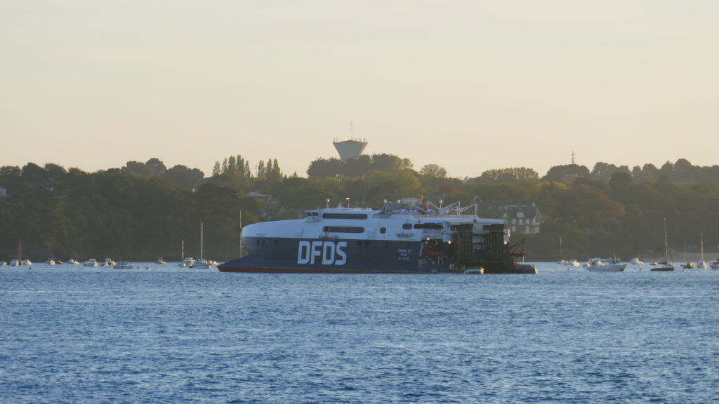 Le catamaran HSC Tarifa Jet est amarré dans l'estuaire de la Rance, à proximité du port de Saint-Malo.
