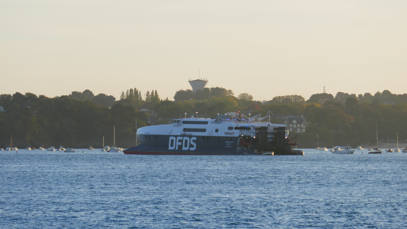 Le catamaran HSC Tarifa Jet est amarré dans l'estuaire de la Rance, à proximité du port de Saint-Malo.