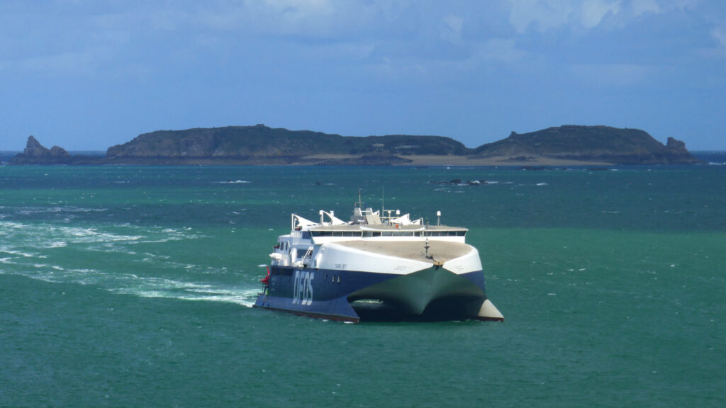 Le catamaran HSC Tarifa Jet approche du port de Saint-Malo. En toile de fond, figure l'île de Cézembre.