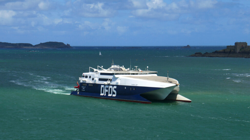 En provenance de Jersey, le car-ferry HSC Tarifa Jet de la compagnie DFDS approche de l'avant-port de Saint-Malo.