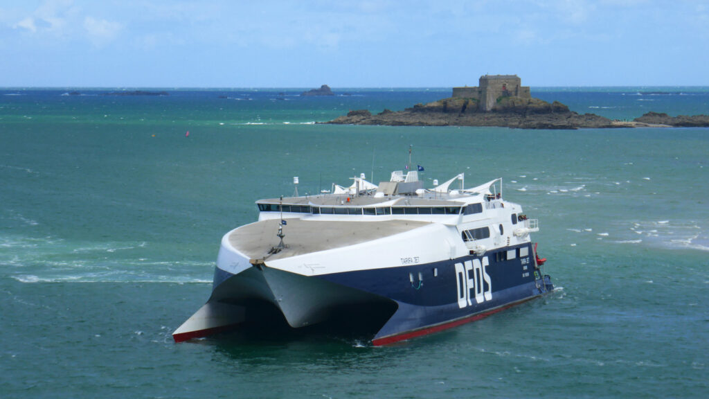 Le car-ferry rapide HSC Tarifa Jet de DFDS fait demi-tour devant l'avant-port de Saint-Malo.
