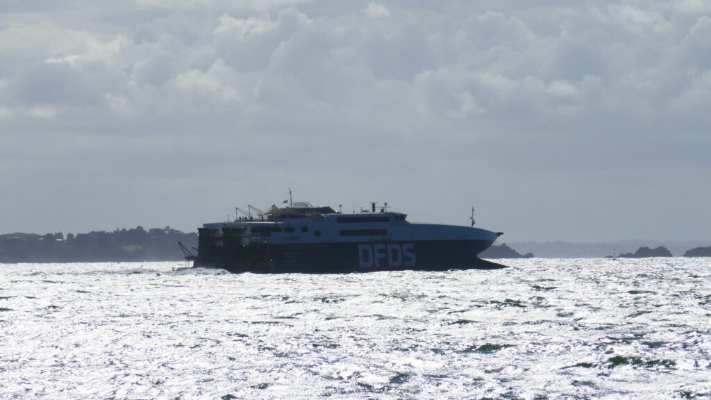Le car-ferry rapide HSC Tarifa Jet est photographié sous le soleil couchant, peu après son appareillage de Saint-Malo.