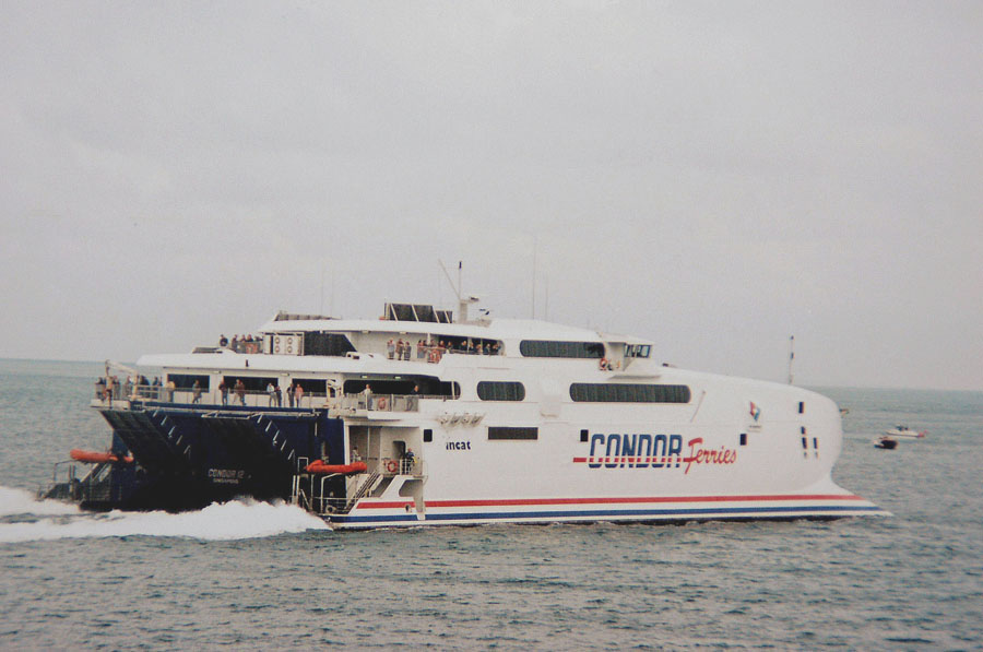 Le catamaran Condor 12 appareille des Îles Anglo-normandes.