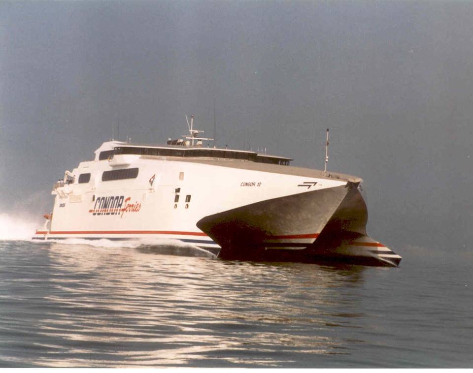 Le catamaran Condor 12 est photographié en pleine mer.