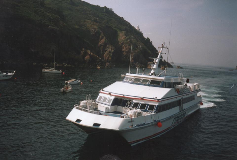 Le catamaran Condor France arrive sur l'île de Sercq.