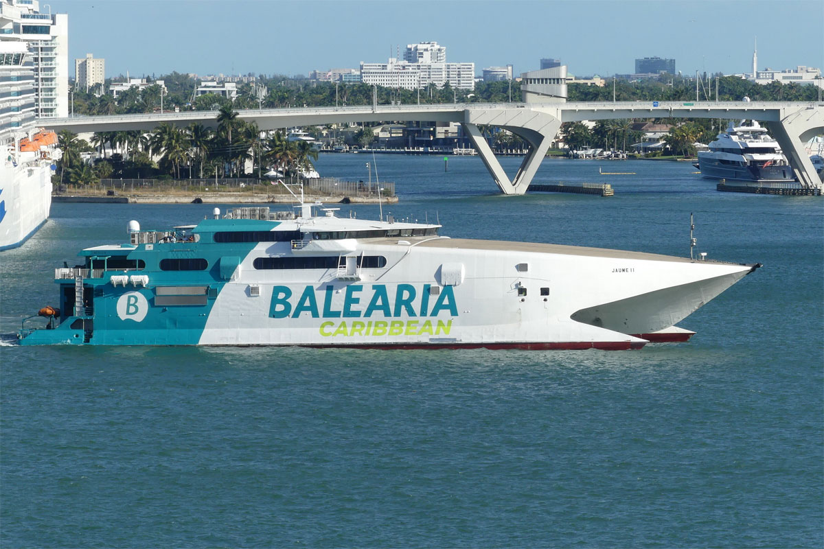 Le catamaran Jaume II (ex-Condor 12) est photographié alors qu'il appareille de Floride.