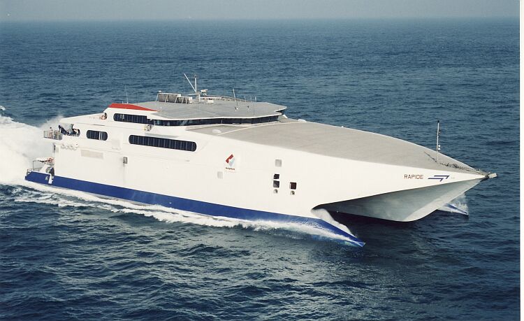 Le catamaran Rapide est photographié en pleine mer.