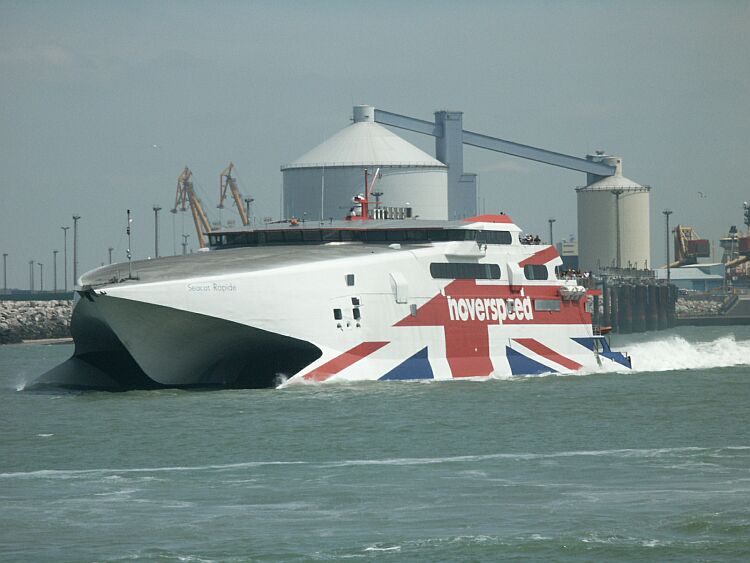 Le catamaran Rapide est photographié alors qu'il appareille de Calais.
