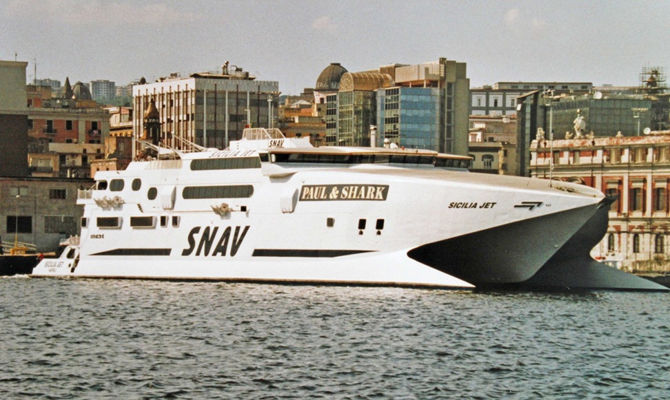 Le catamaran Sicilia Jet est photographié dans le port de Naples.