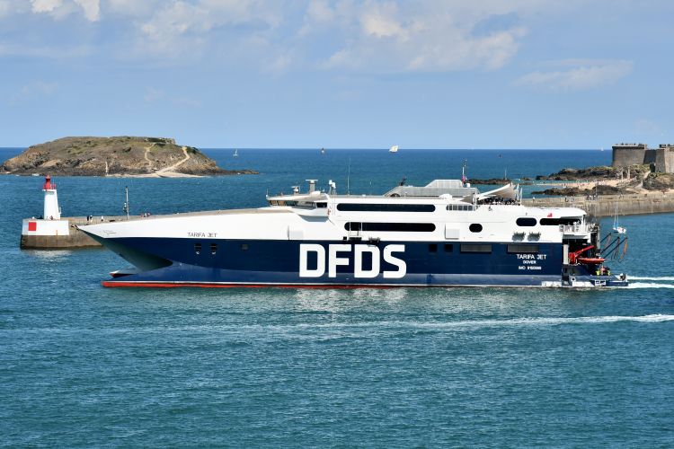 Le catamaran Tarifa Jet est photographié dans le port de Saint-Malo, alors qu'il revient de Jersey.