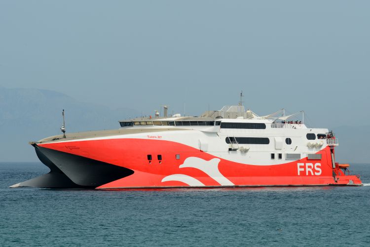 Le catamaran Tarifa Jet arrive dans le port d'Algésiras.