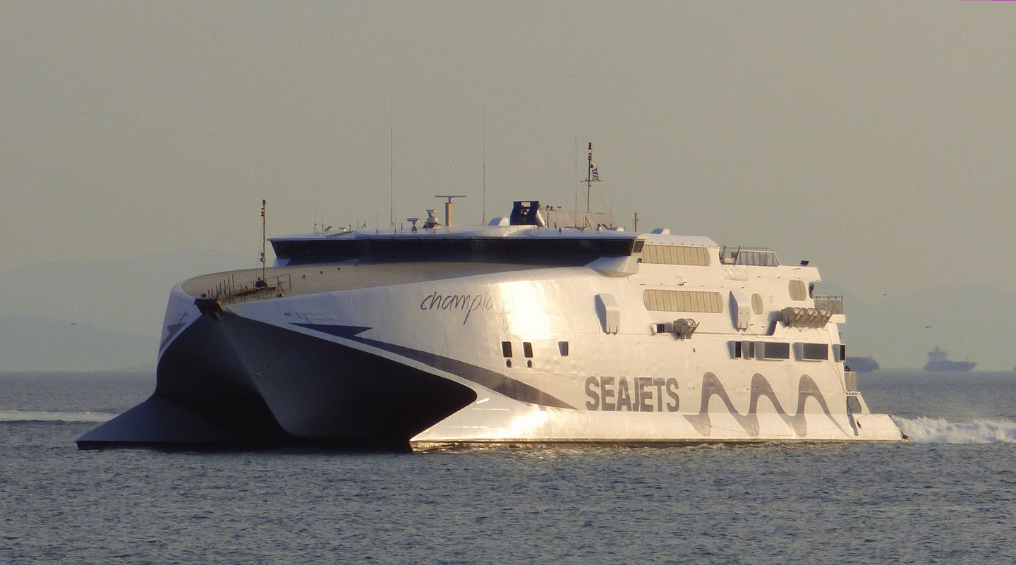 Le catamaran Champion Jet 2 approche du port du Pirée.
