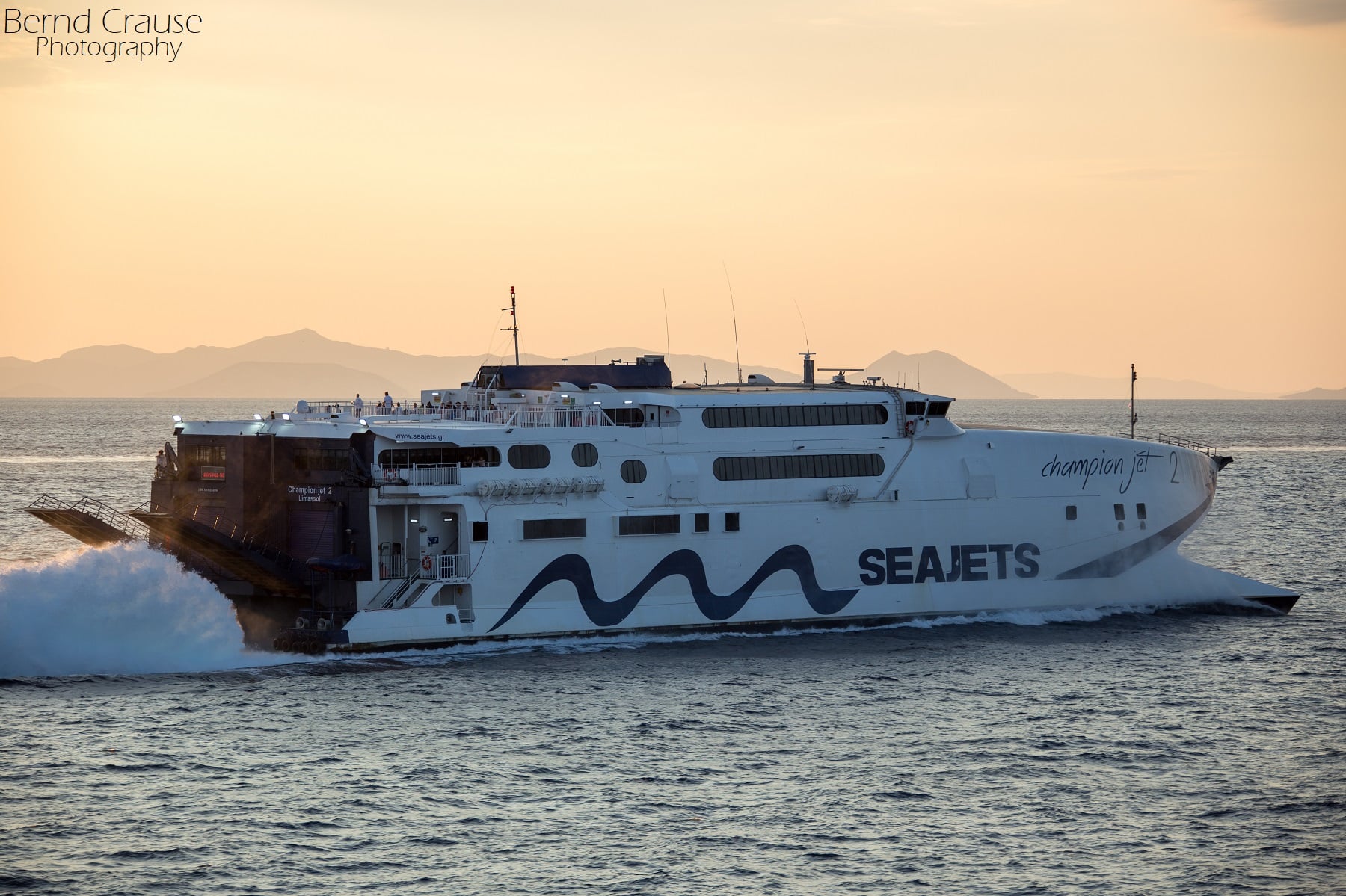 Le catamaran Champion Jet 2 appareille d'un port des Cyclades.
