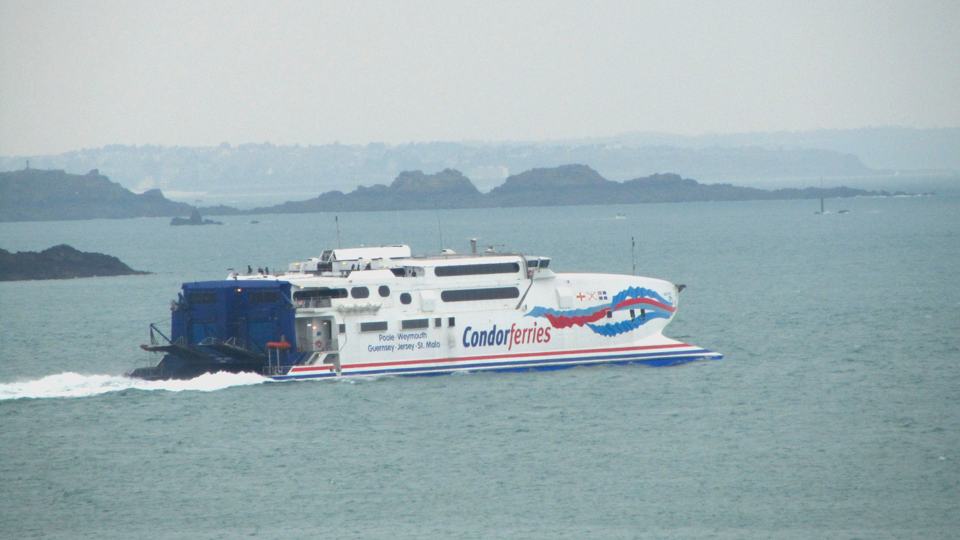 Le HSC Condor Express appareille de Saint-Malo.