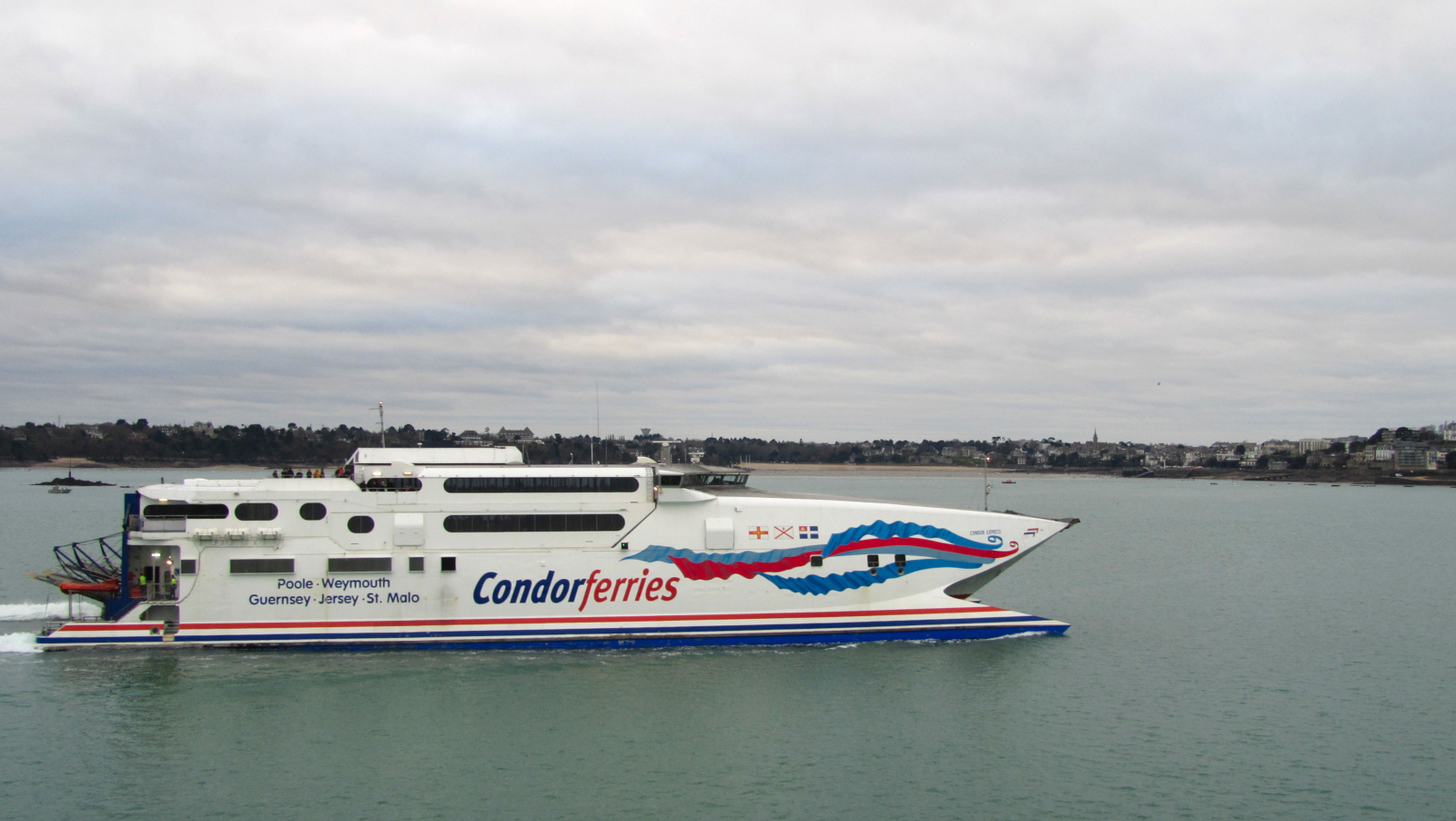 Le HSC Condor Express appareille de Saint-Malo.