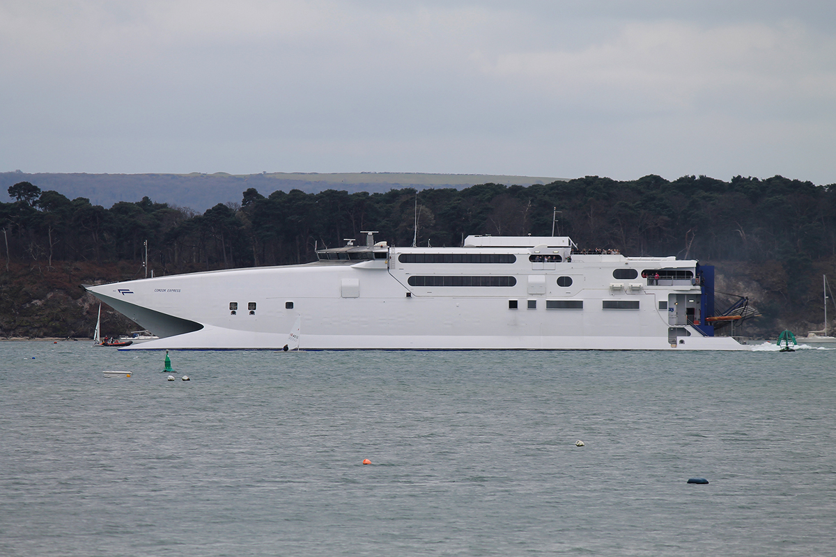 Le Condor Express appareille de Poole en remplacement du Condor Liberation.