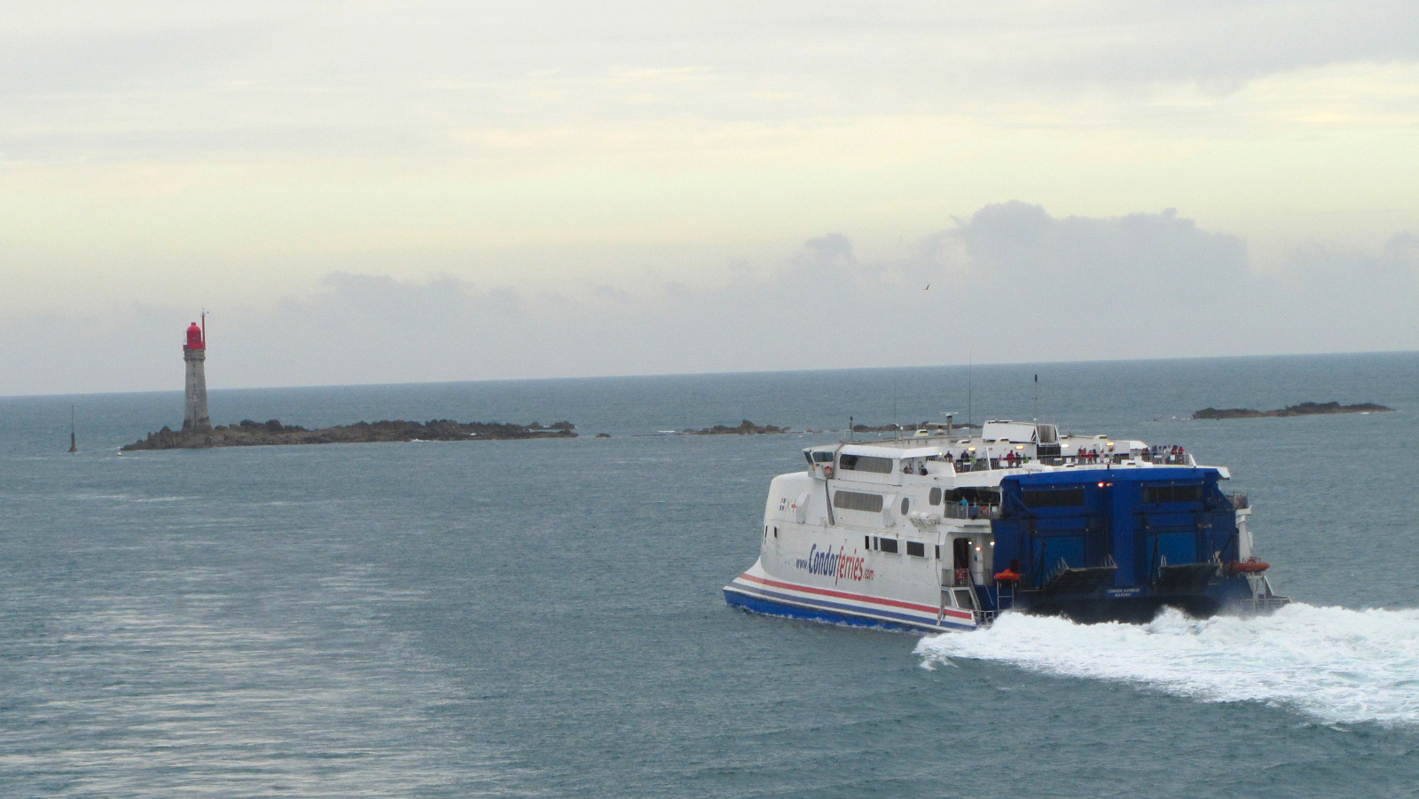 Le Condor Express appareille de Saint-Malo vers Jersey. Il est photographié depuis le ferry Bretagne.