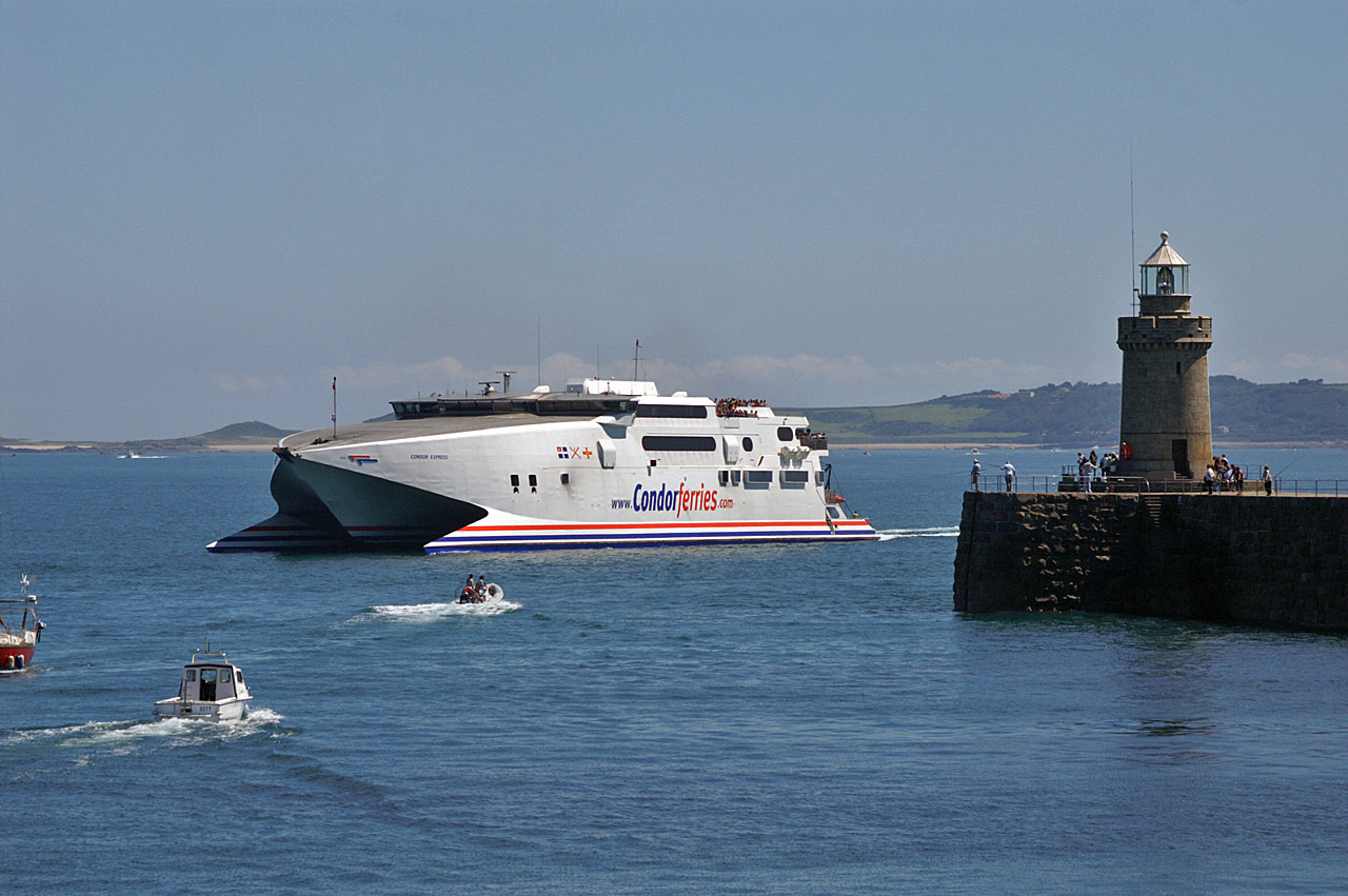 Le Condor Express arrive à Saint-Pierre-Port (Guernesey).