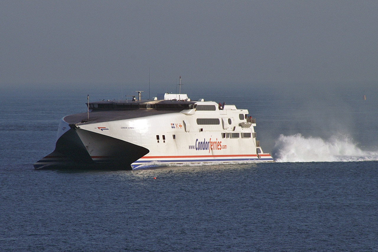 Le catamaran Condor Express est photographié à l'approche de Saint-Pierre-Port (Guernesey).