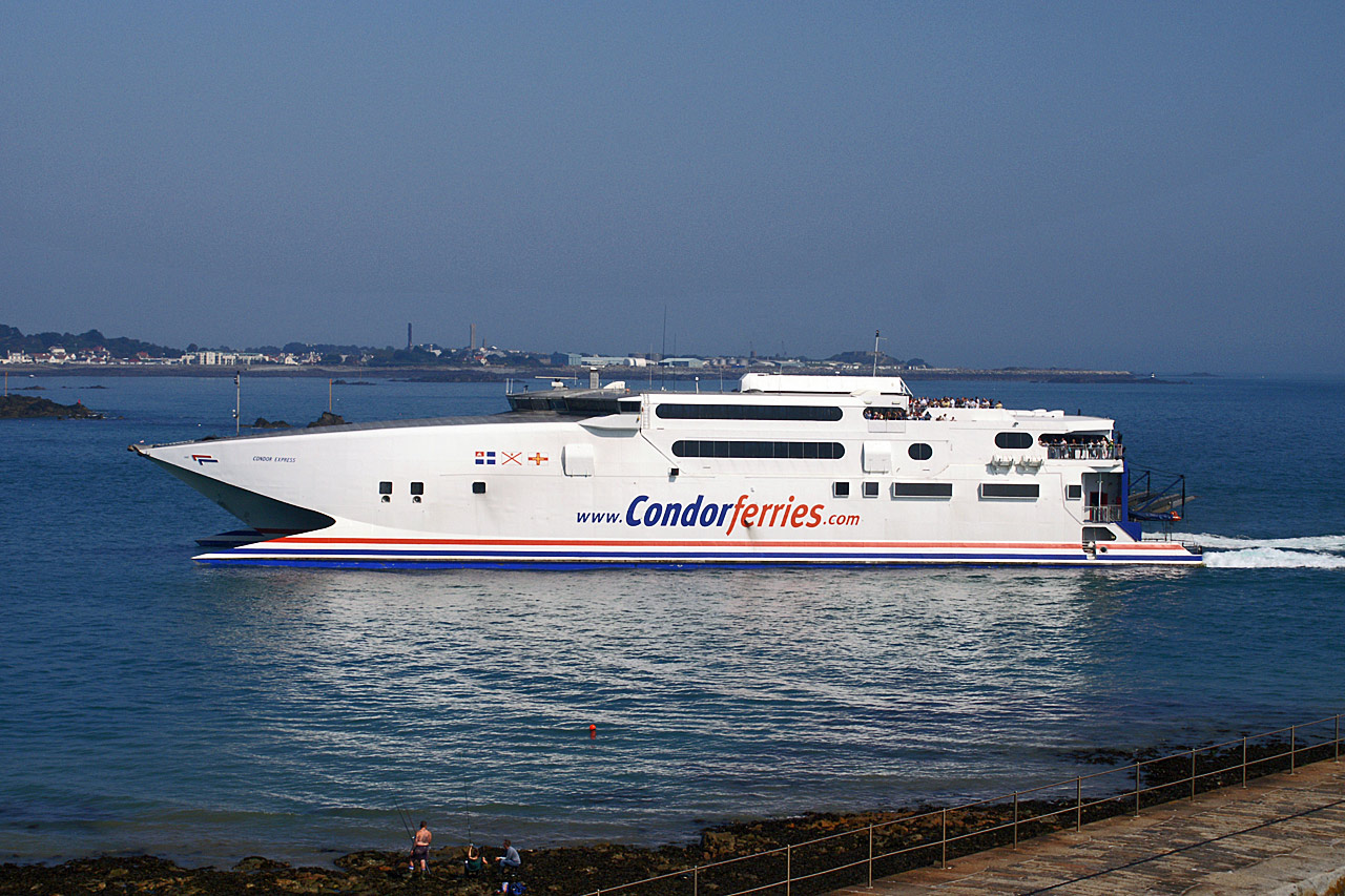 Le catamaran Condor Express manoeuvre dans l'avant-port de Guernesey.