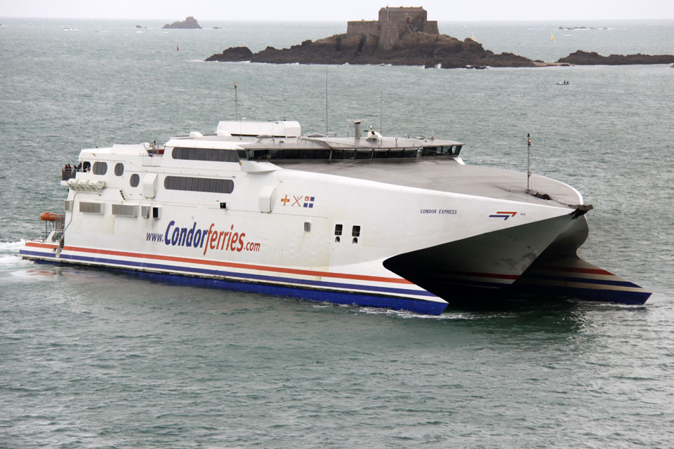 Le catamaran Condor Express arrive dans le port de Saint-Malo.