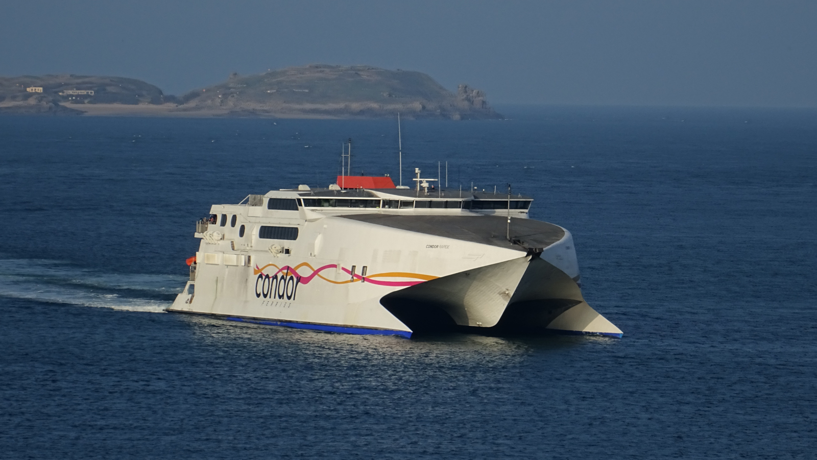 Le catamaran Condor Rapide arrive à Saint-Malo.