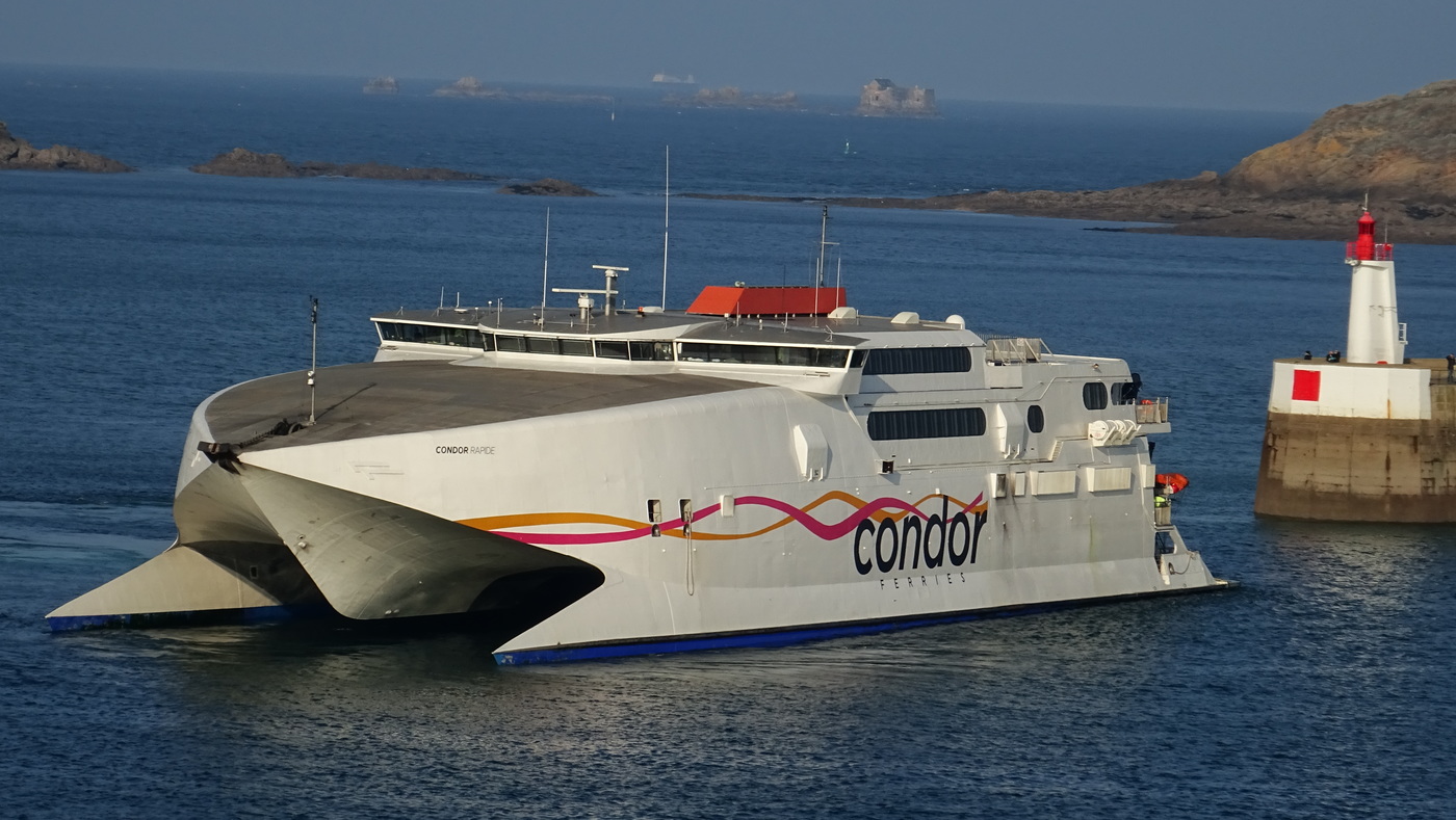 Le catamaran Condor Rapide arrive à Saint-Malo.
