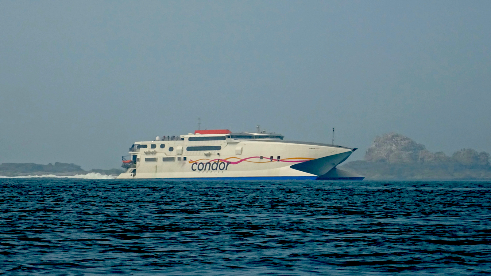 Le catamaran Condor Rapide approche du port de Saint-Malo.