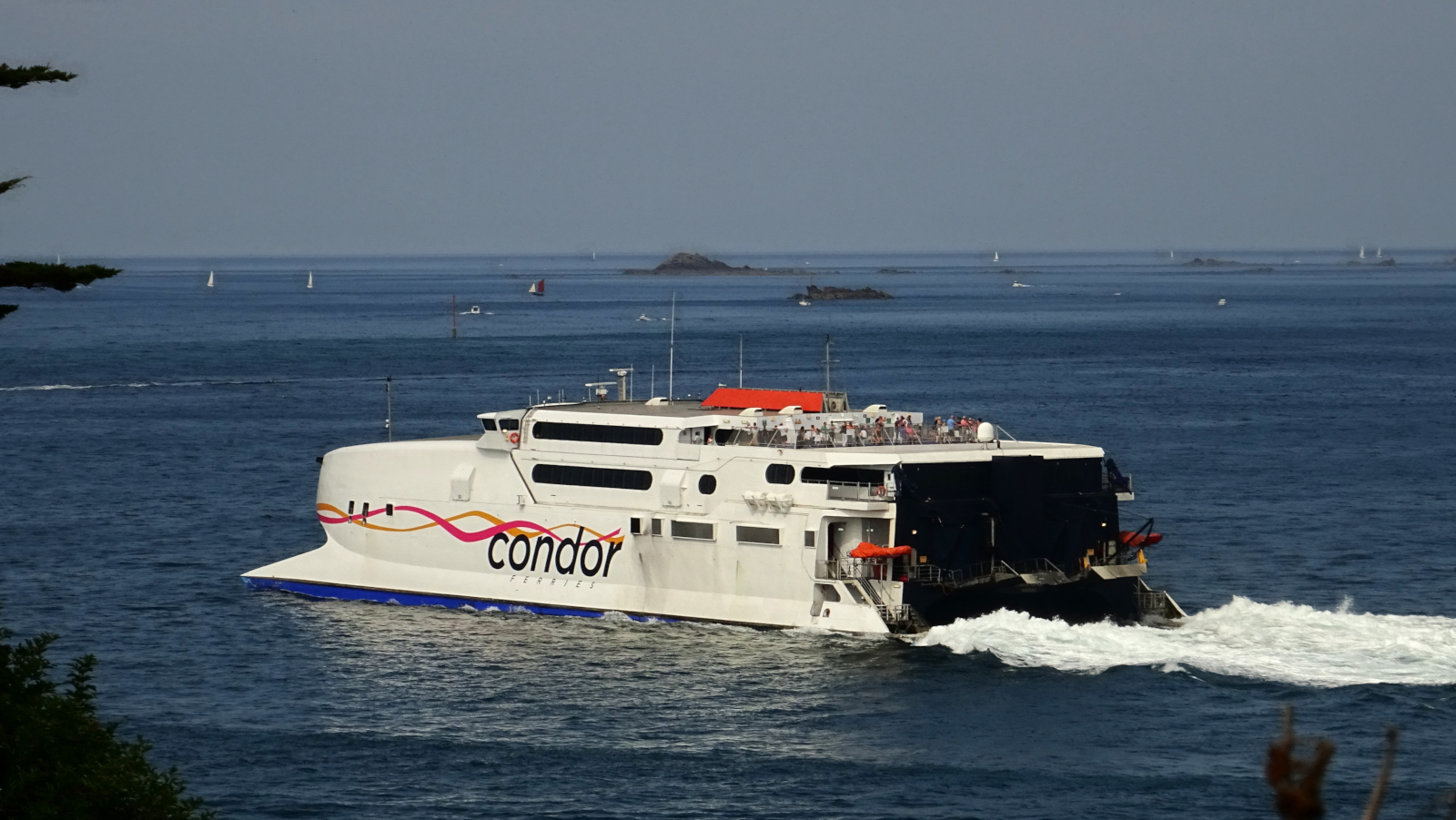 Le catamaran Condor Rapide appareille du port de Saint-Malo.
