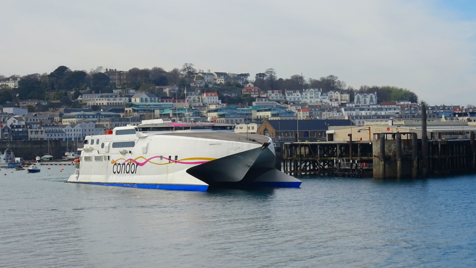 Le catamaran Condor Rapide appareille de Saint-Pierre-Port (Guernesey).