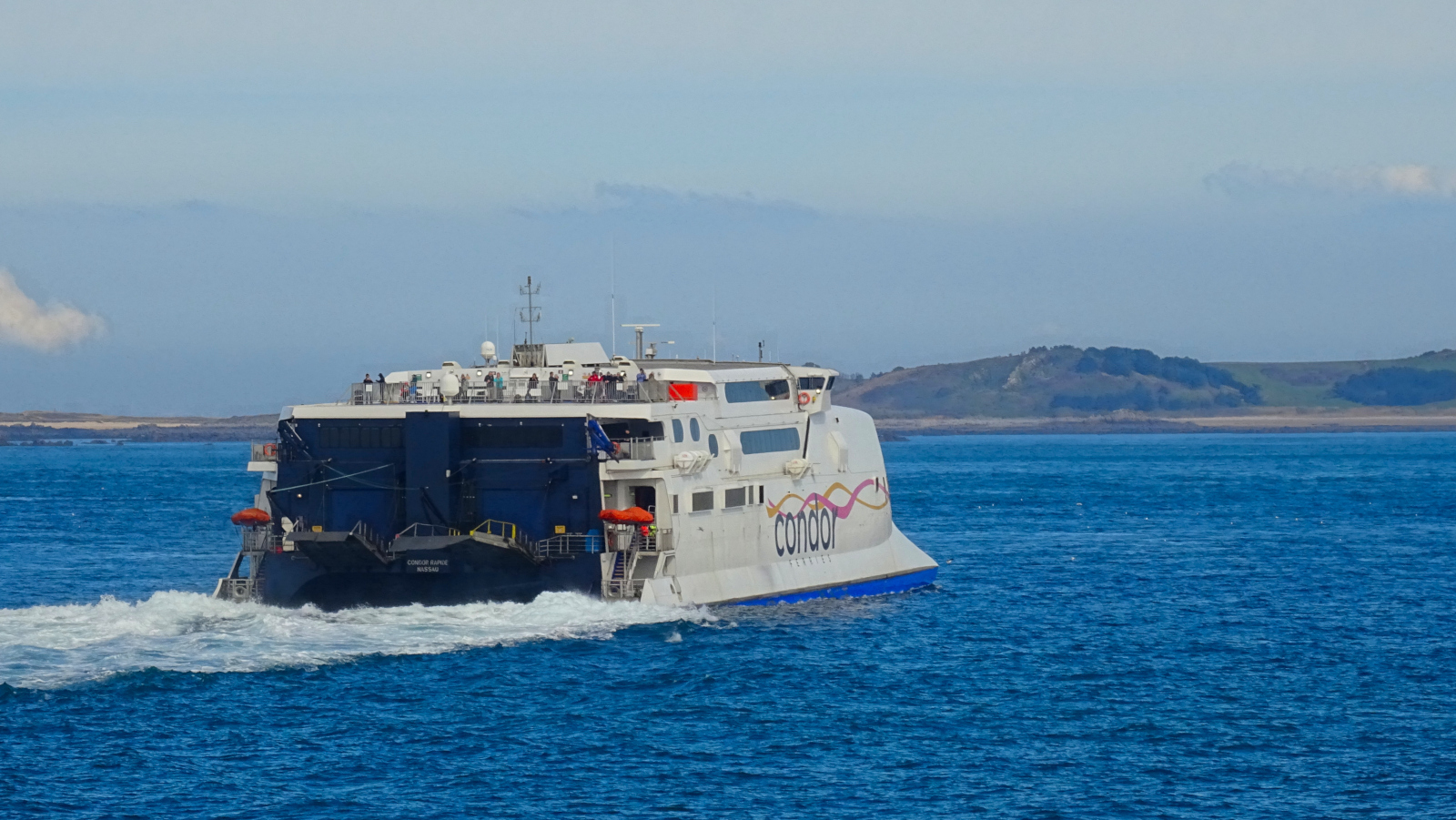 Le catamaran Condor Rapide appareille de Saint-Pierre-Port (Guernesey).