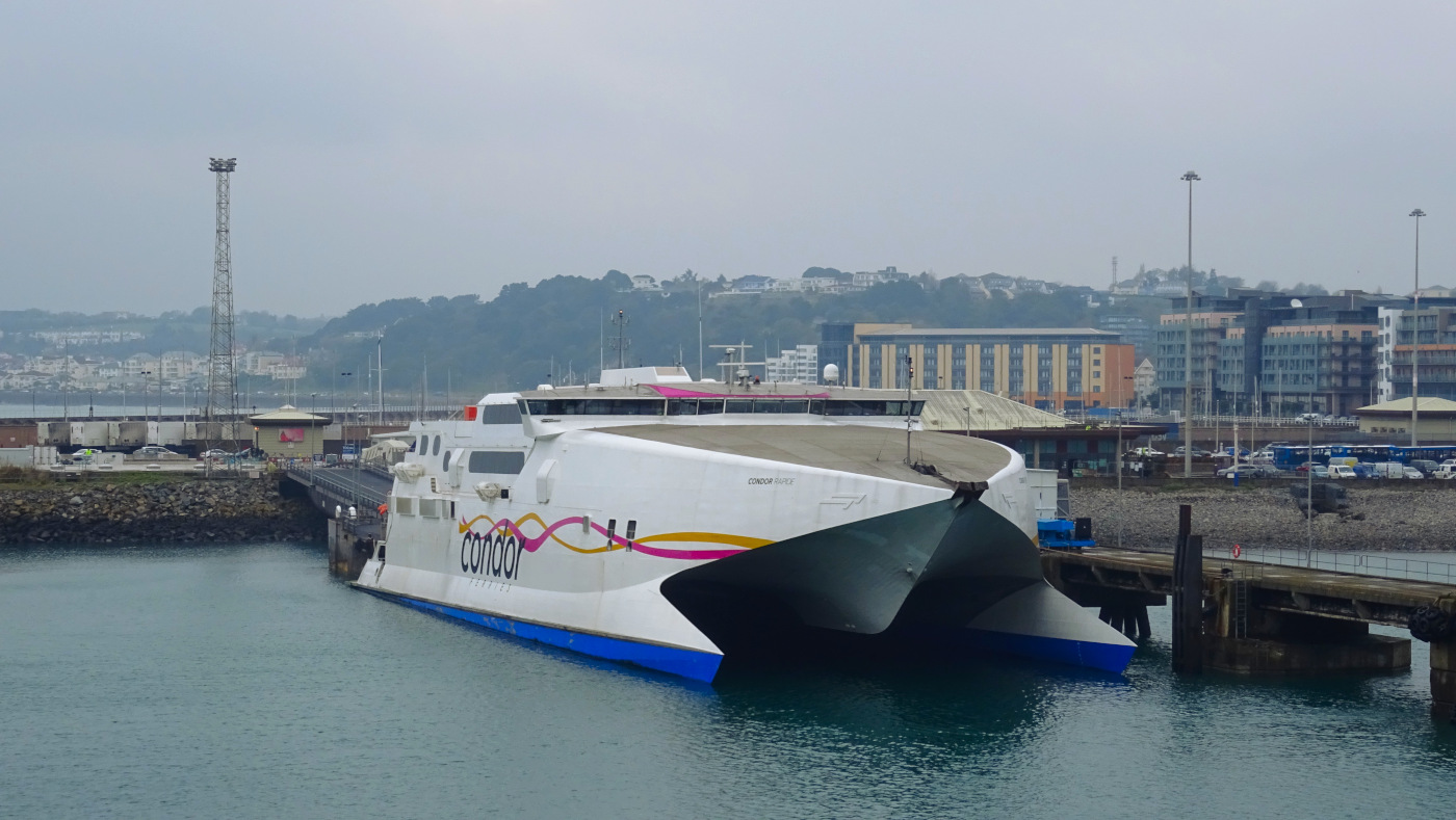 Le catamaran Condor Rapide est photographié alors qu'il est amarré dans le port de Saint-Hélier.