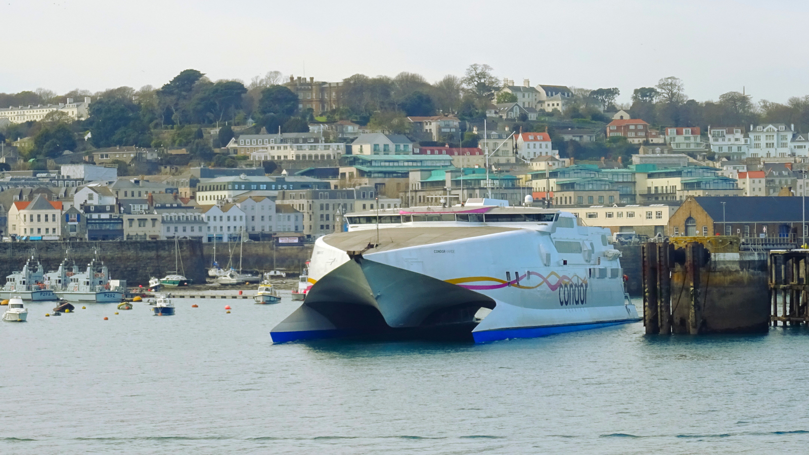 Le catamaran Condor Rapide appareille de Saint-Pierre-Port (Guernesey).