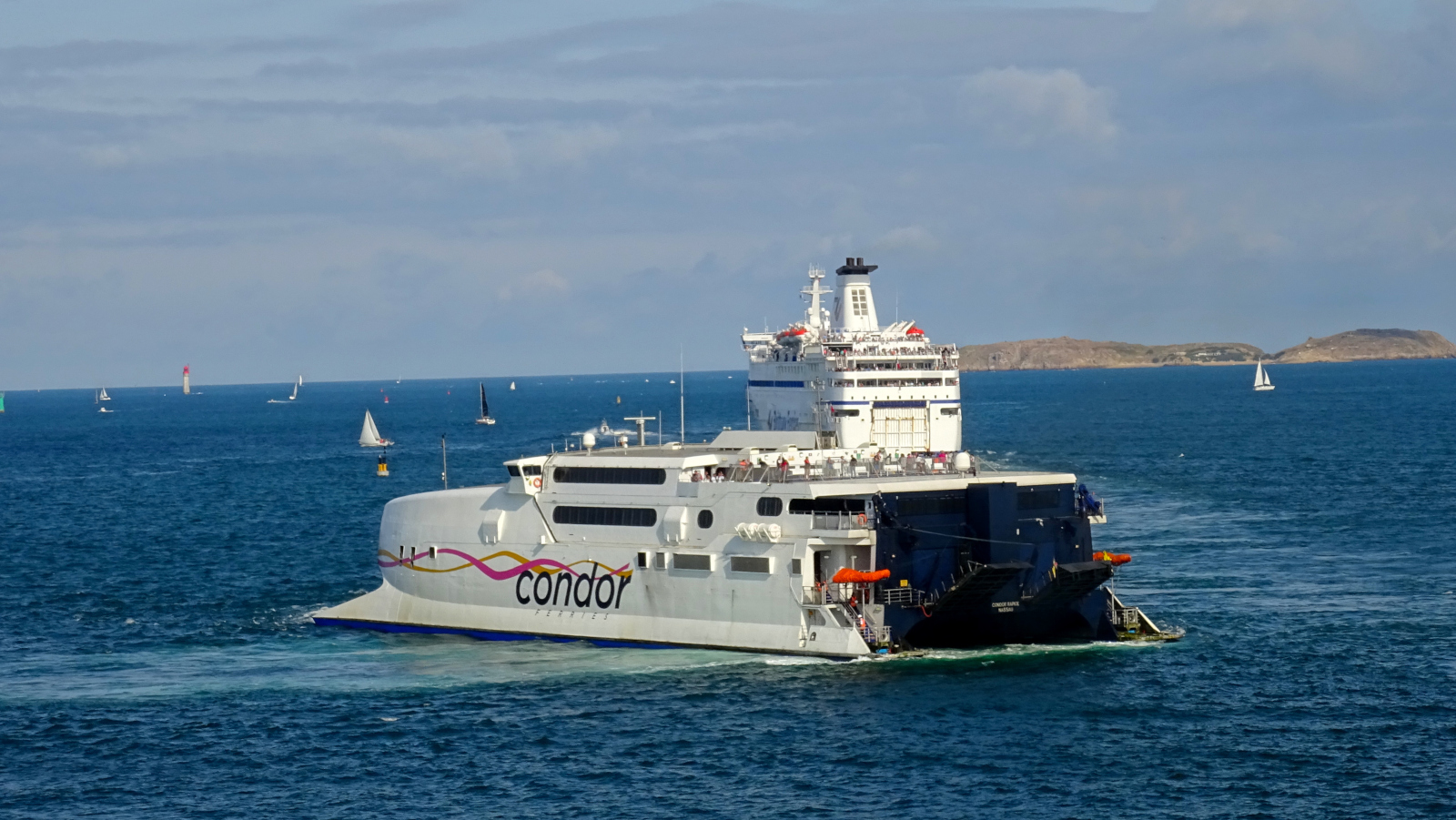 Le catamaran Condor Rapide approche du port de Saint-Malo.