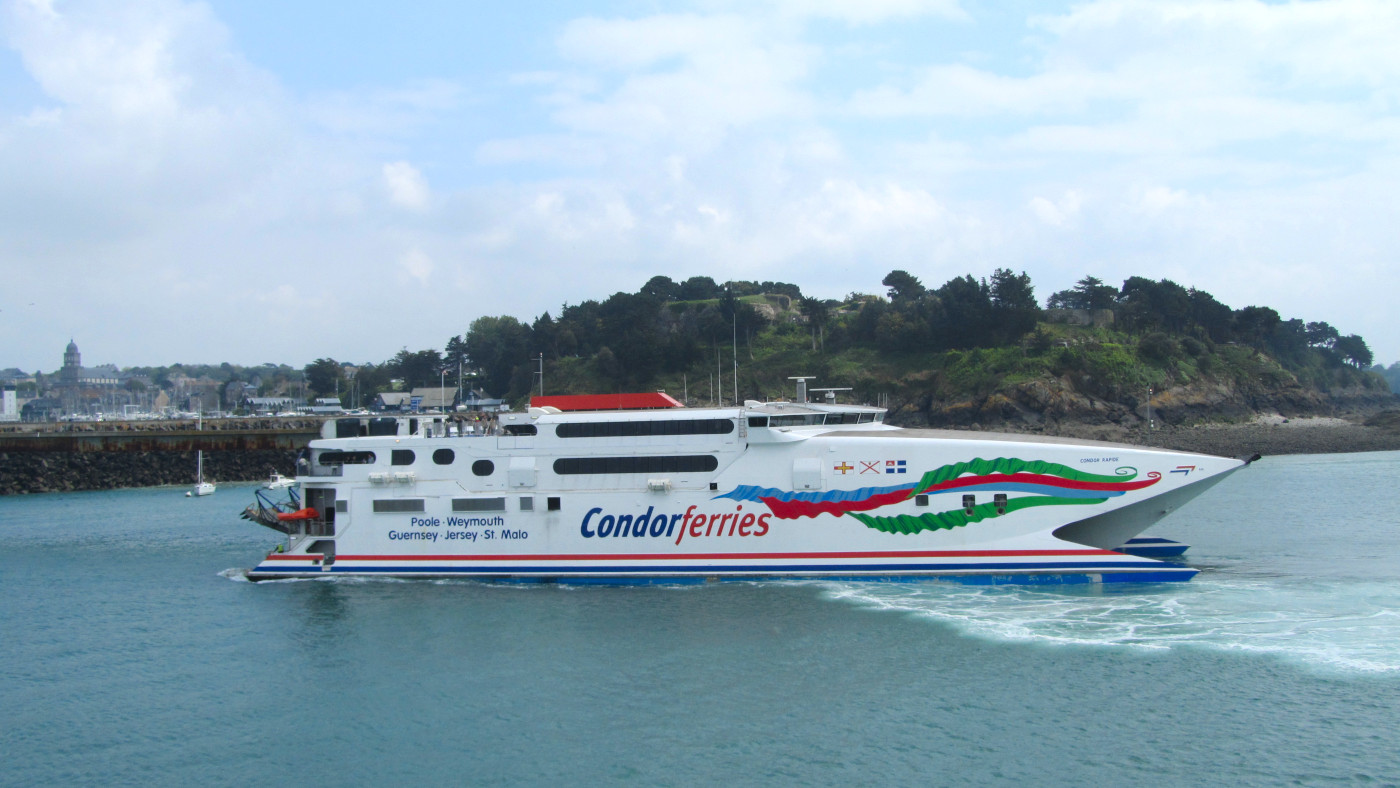 Le catamaran Condor Rapide rebrousse dans le port de Saint-Malo.