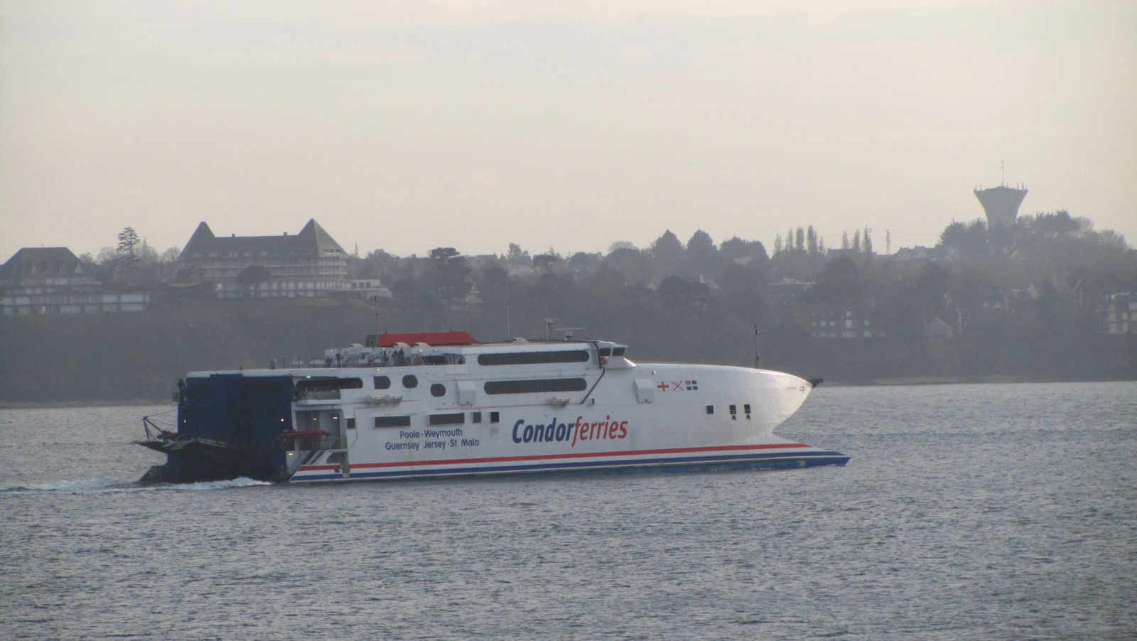 Le catamaran Condor Rapide appareille du port de Saint-Malo.