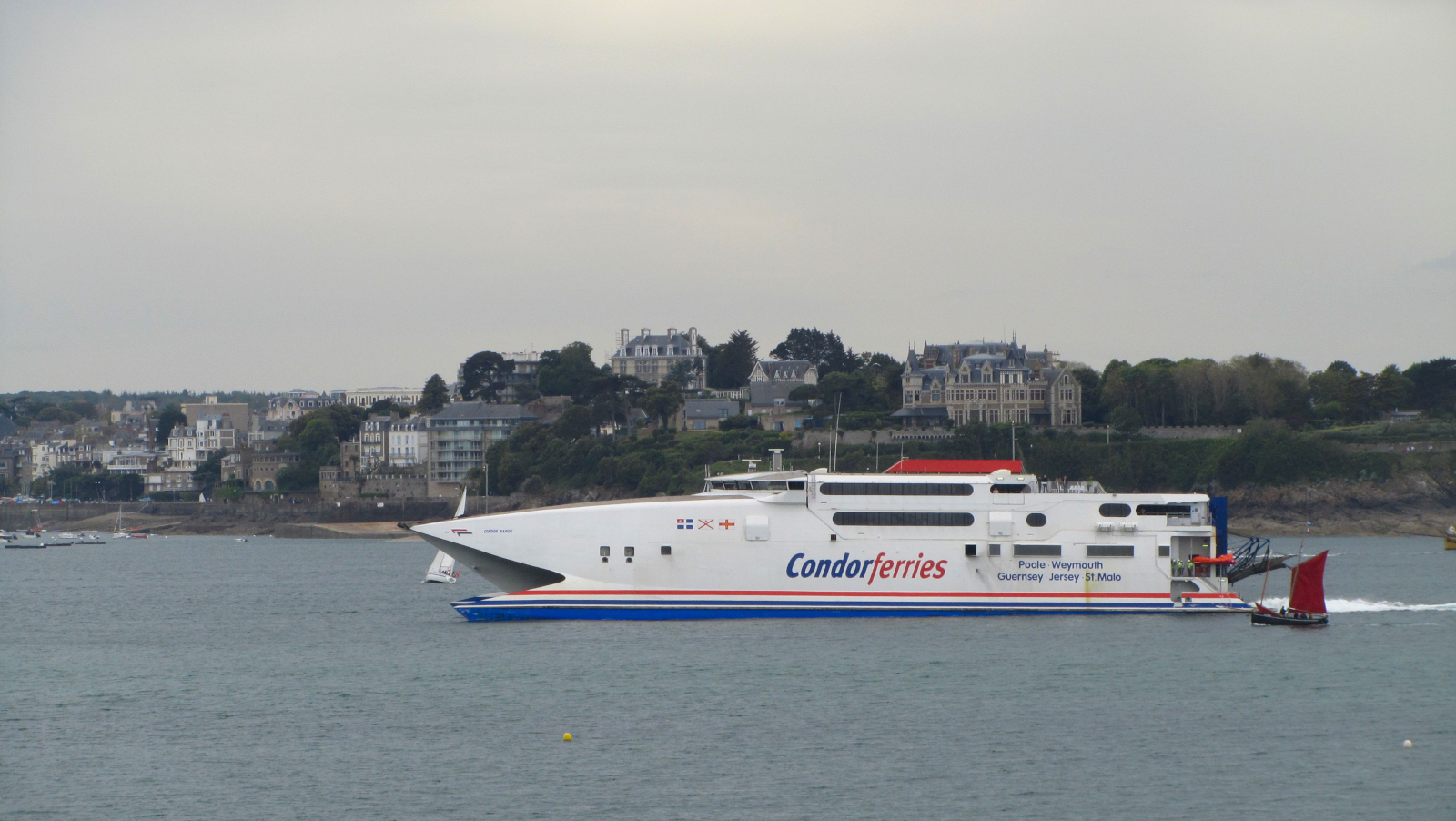 Le catamaran Condor Rapide approche du port de Saint-Malo.