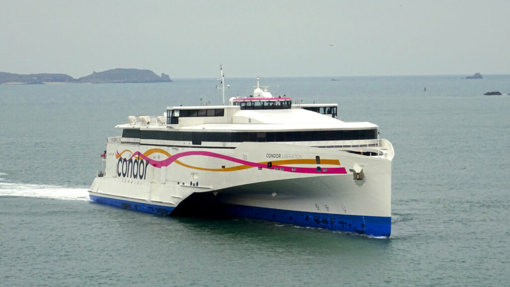 Le catamaran Condor Liberation arrive à Saint-Malo en provenance de Jersey, en mars 2016.