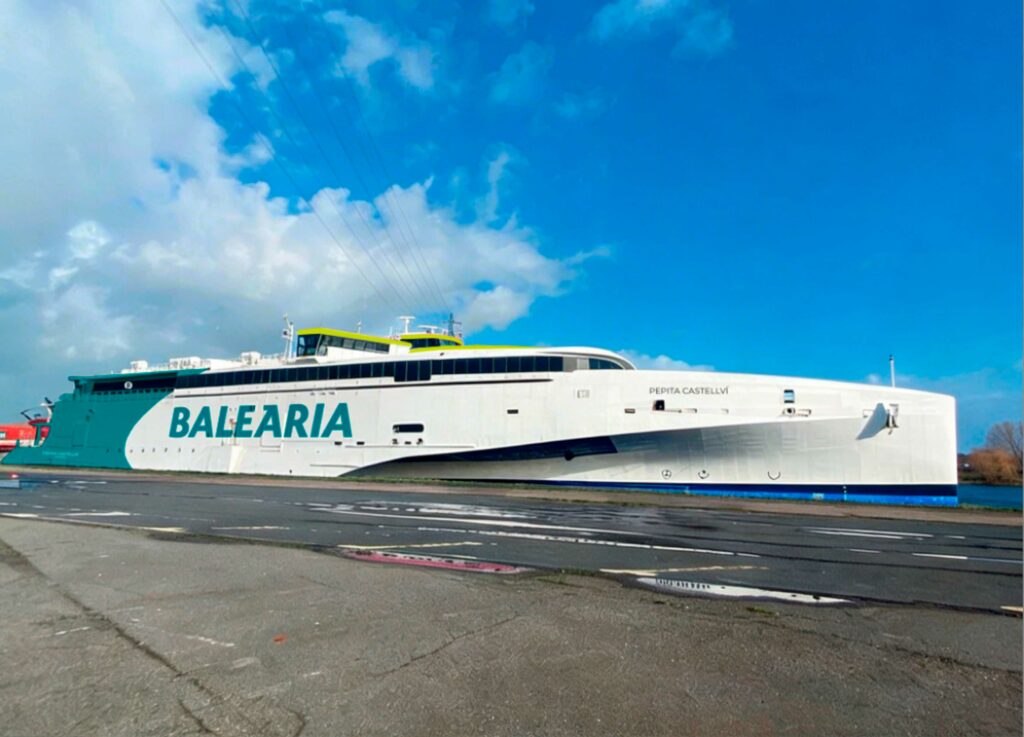 Photomontage du trimaran Pepita Castellví, alors qu'il est amarré dans le port du Havre.