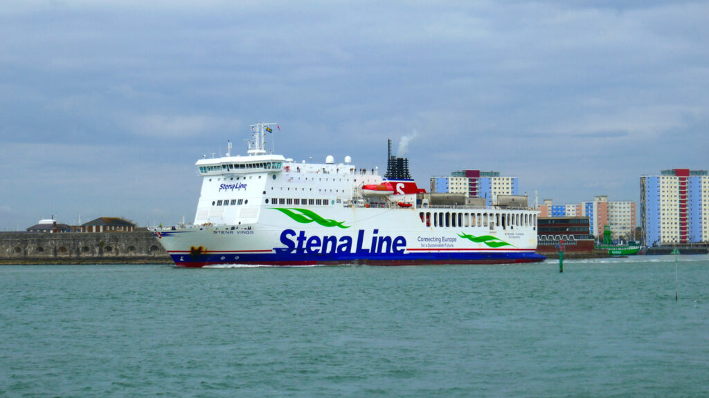 Le car-ferry M/V Stena Vinga, opéré pour le compte de DFDS, appareille de Portsmouth pour Jersey. Il passe devant la commune de Gosport.