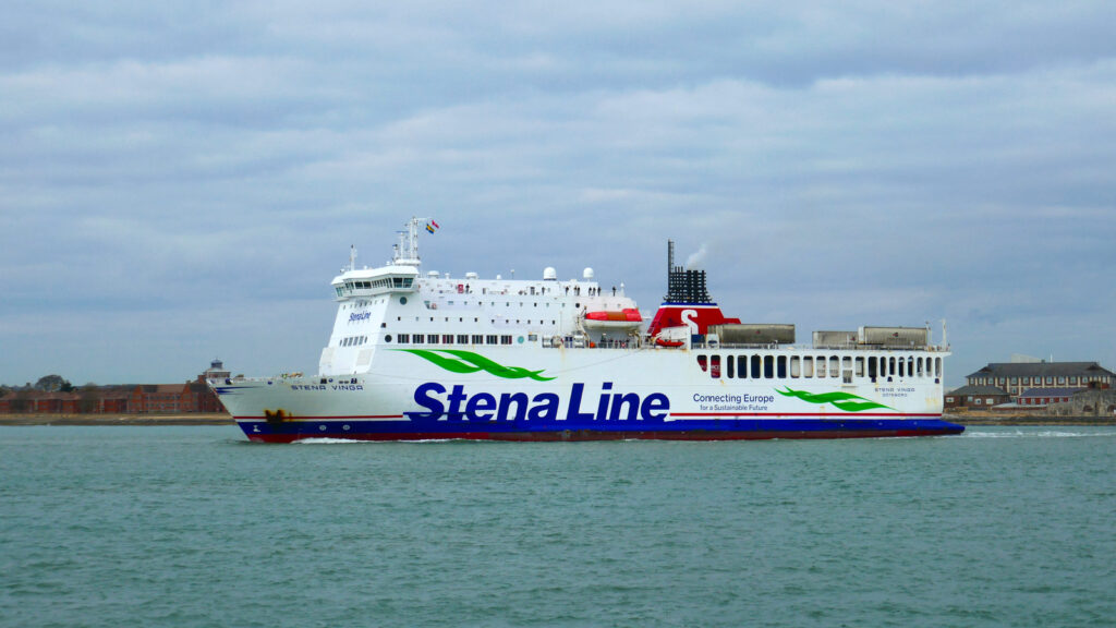 Le car-ferry M/V Stena Vinga, opéré pour le compte de DFDS, appareille de Portsmouth pour Jersey. Il passe devant la commune de Gosport.