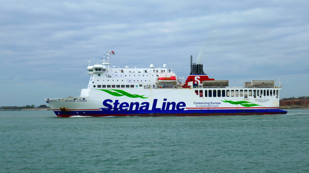 Le car-ferry M/V Stena Vinga, opéré pour le compte de DFDS, appareille de Portsmouth pour Jersey. Il passe devant la commune de Gosport.
