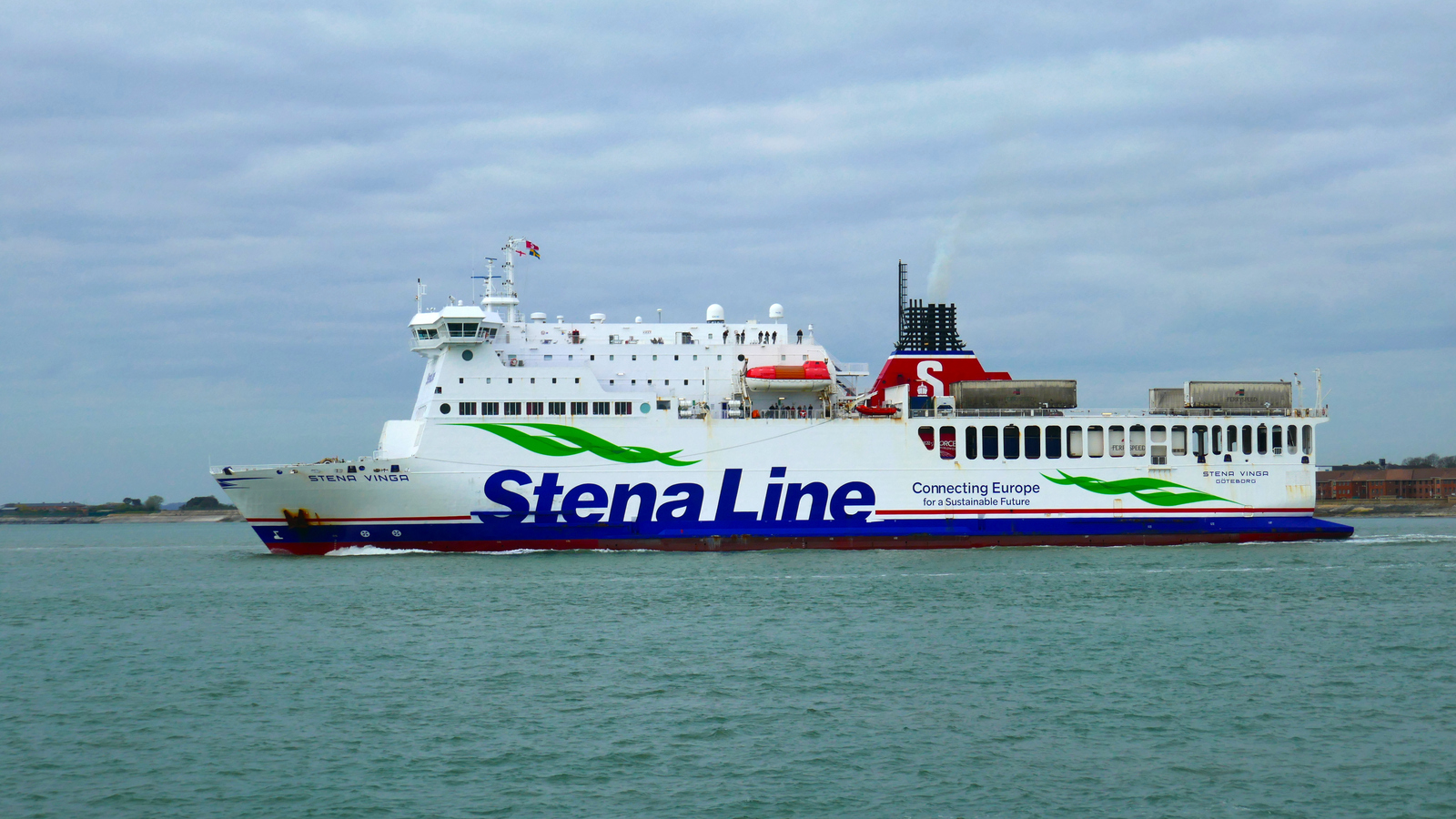 Le car-ferry M/V Stena Vinga, opéré pour le compte de DFDS, appareille de Portsmouth pour Jersey. Il passe devant la commune de Gosport.
