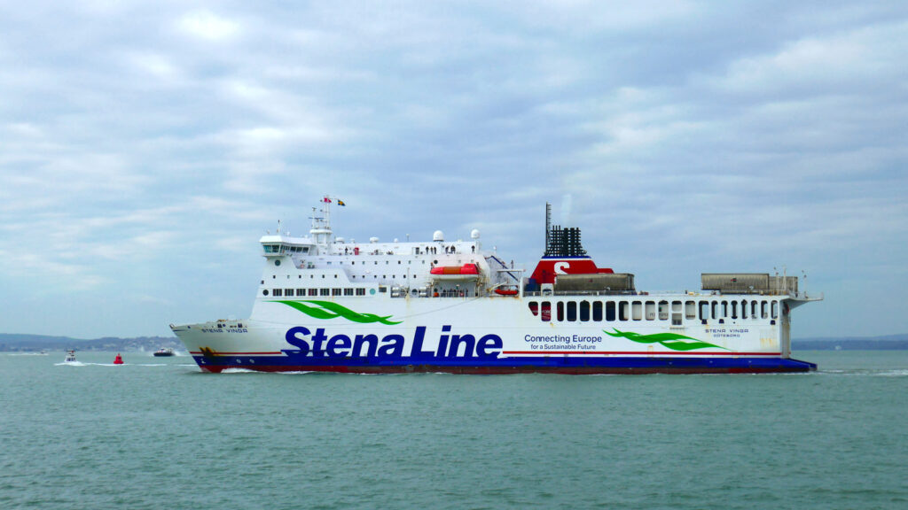 Le car-ferry M/V Stena Vinga, opéré pour le compte de DFDS, appareille de Portsmouth pour Jersey. Il passe devant la commune de Gosport.